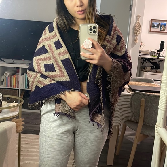 Aritzia Blanket Scarf - Picture 1 of 5